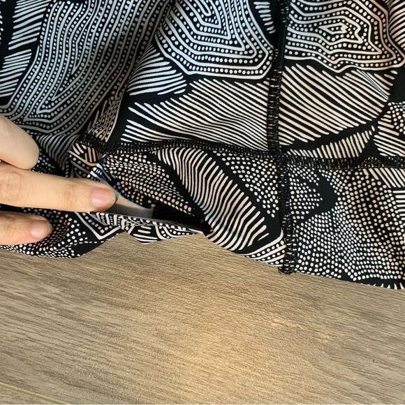 Lululemon size 6 🤍🖤 - Picture 5 of 6